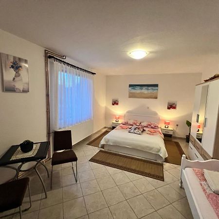 Apartments Fuma Оточац Екстер'єр фото