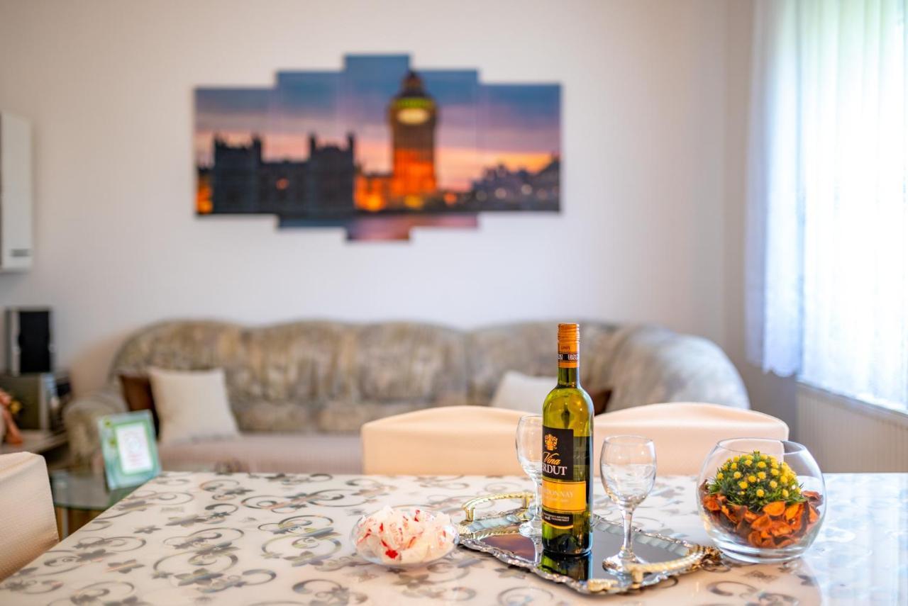 Apartments Fuma Оточац Екстер'єр фото