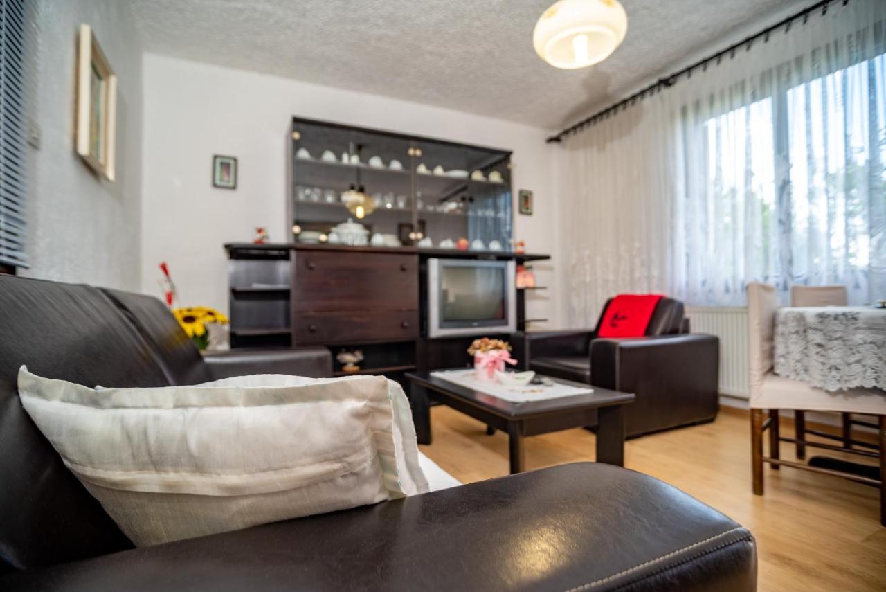 Apartments Fuma Оточац Екстер'єр фото