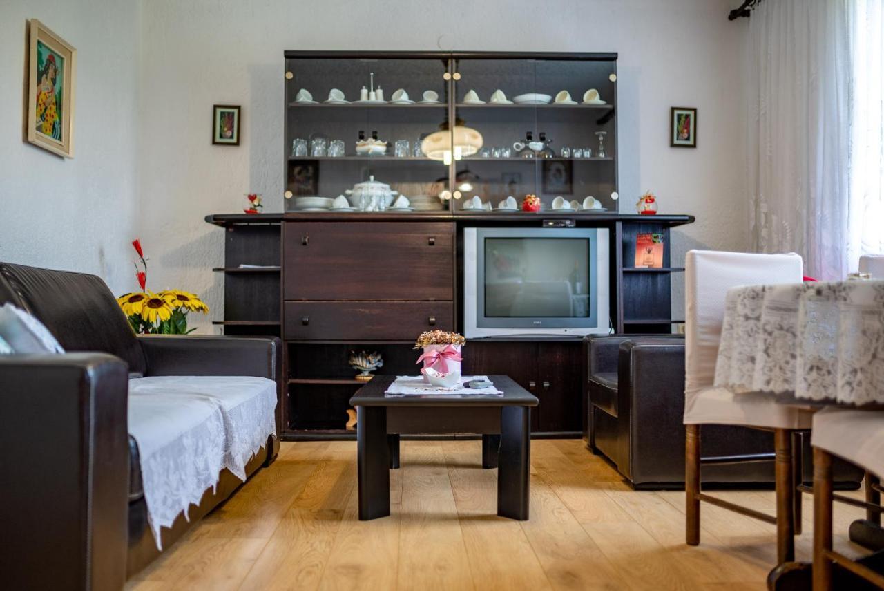 Apartments Fuma Оточац Екстер'єр фото