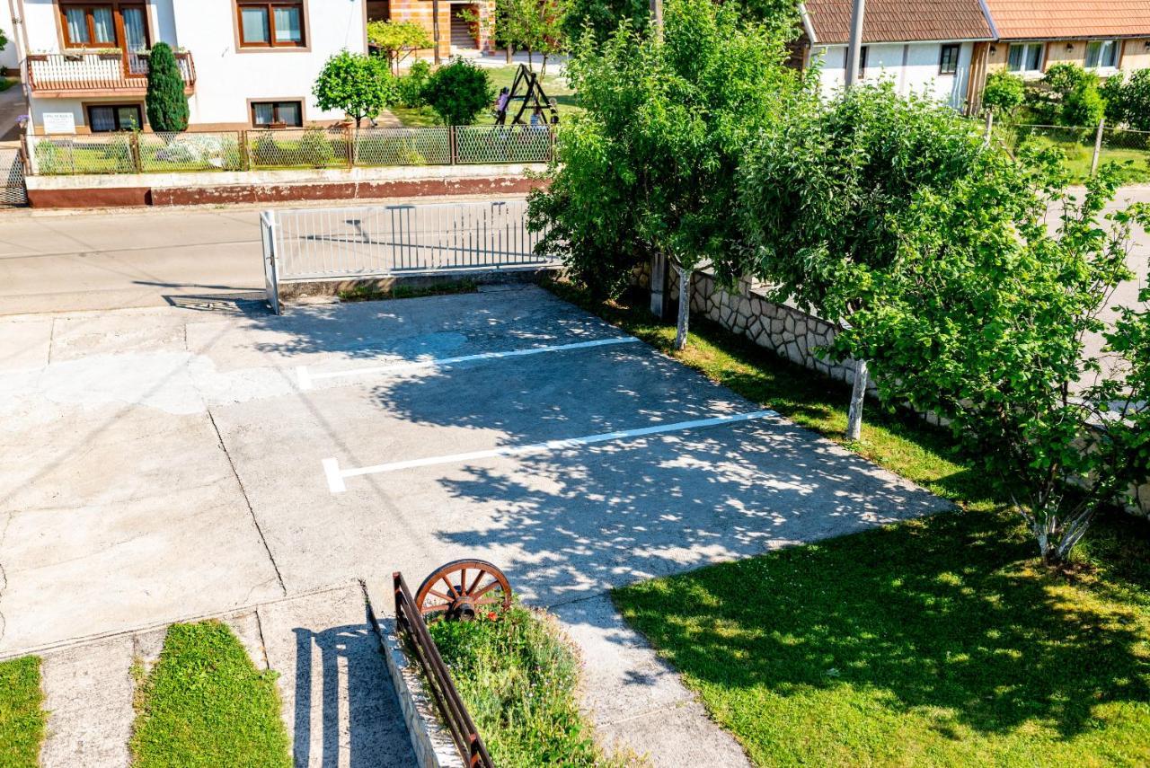 Apartments Fuma Оточац Екстер'єр фото