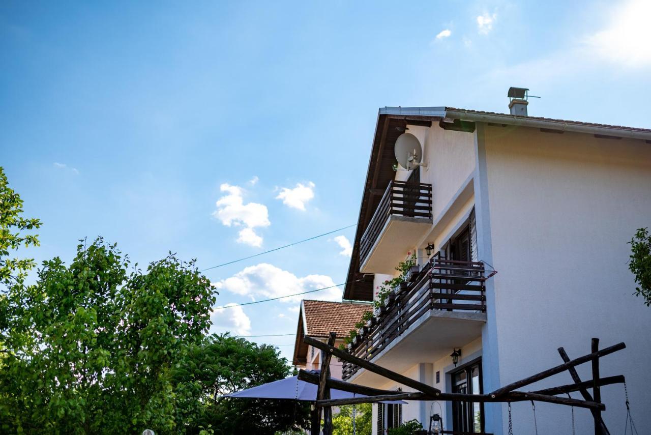Apartments Fuma Оточац Екстер'єр фото