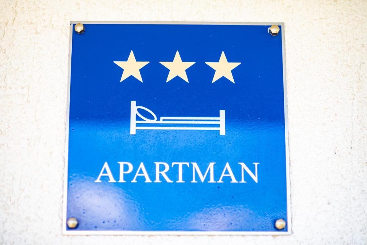 Apartments Fuma Оточац Екстер'єр фото