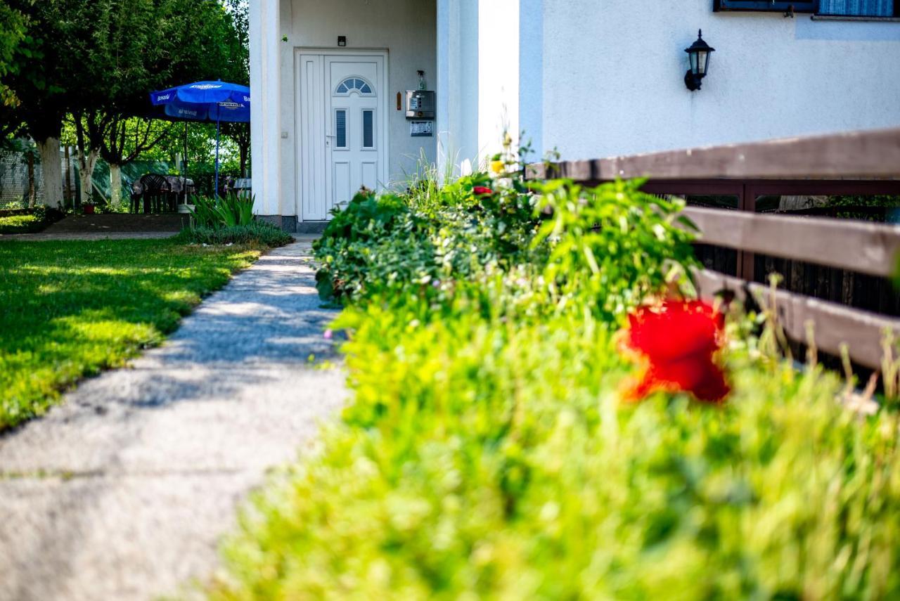 Apartments Fuma Оточац Екстер'єр фото