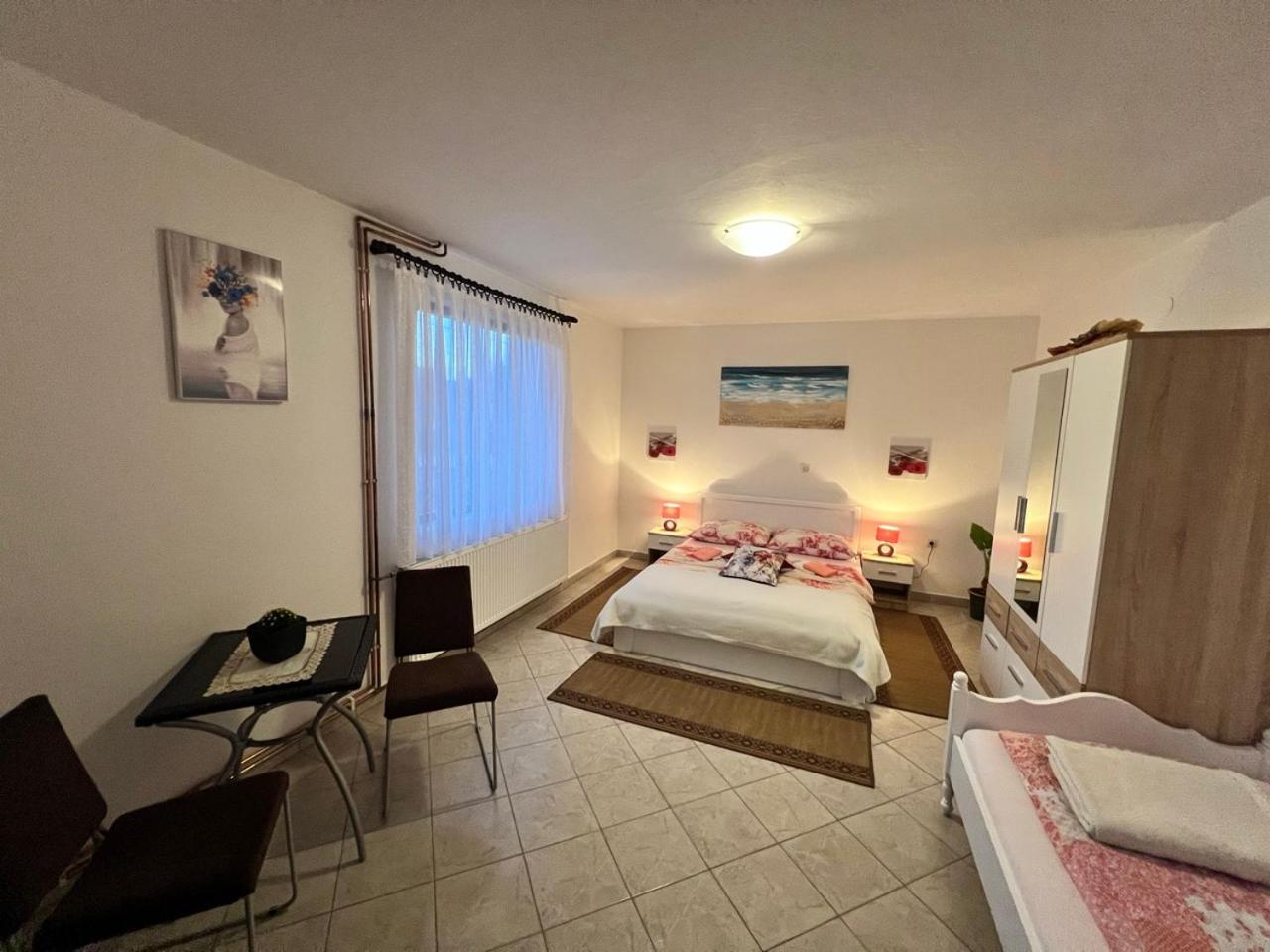 Apartments Fuma Оточац Екстер'єр фото