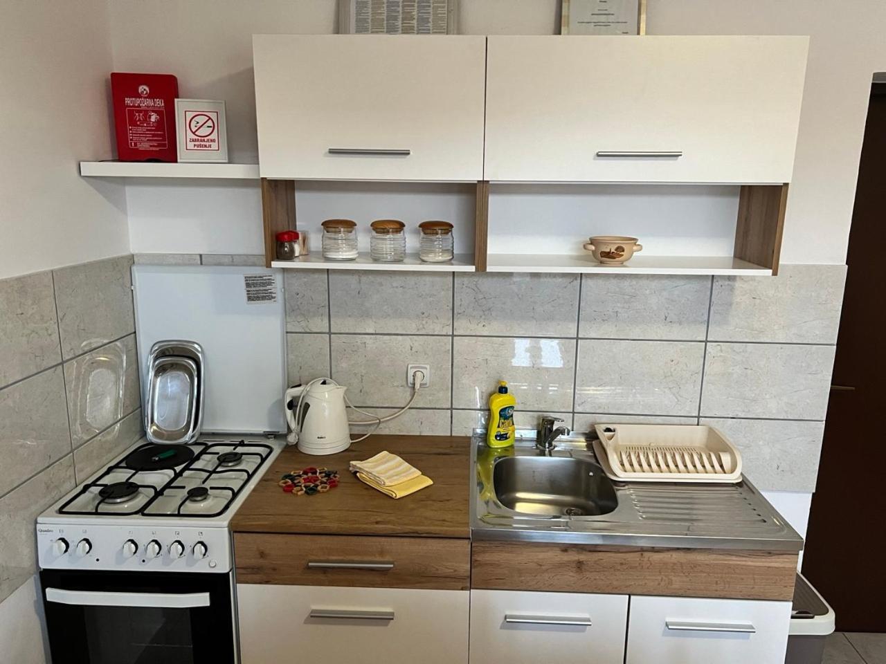 Apartments Fuma Оточац Екстер'єр фото